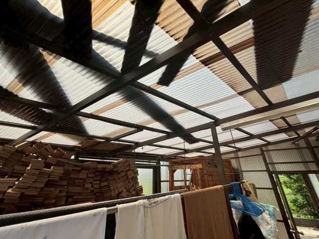 割れた波板の内観